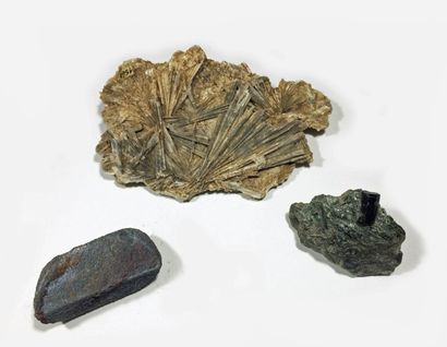 null Trois minéraux. ANDALOUSITE : cristal biterminé flottant (5,5 cm), avec petit...