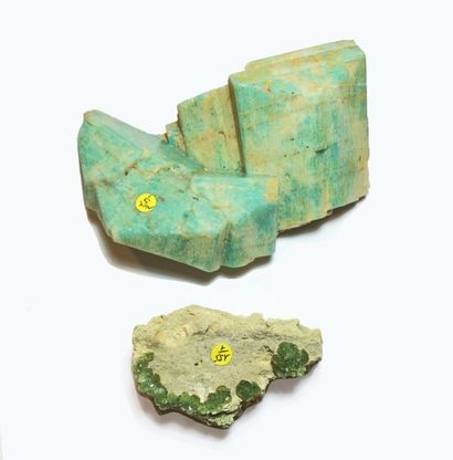 null Deux jolis minéraux. AMAZONITE (13 x 9 cm, 690 g) de Shakiso, Ethiopie. DEMANTOÏDE...