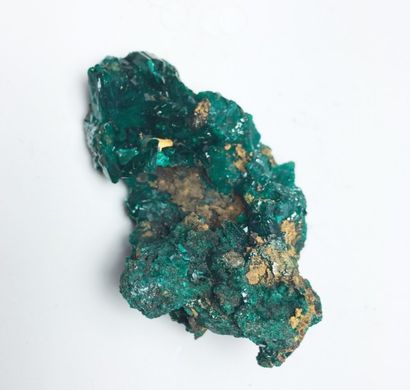 null Deux petits minéraux du Congo :  DIOPTASE de M'Fouati (6 cm).  Petite MALACHITE...