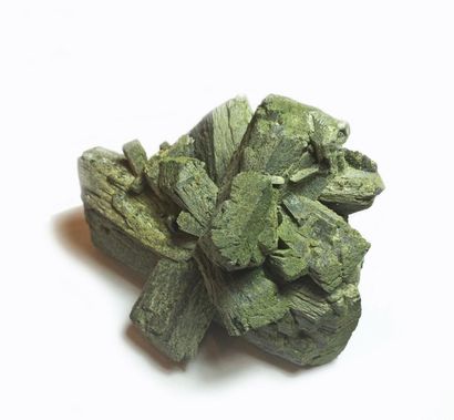 null Exceptionnelle EPIDOTE de Bendougou, Kayes, Mali : groupe (12 cm) de cristaux...