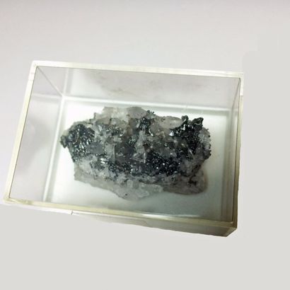 null Trois petits minéraux sud-américains : joli CHRYSOCOLLE du Chili (6 cm). ARGENTITE...