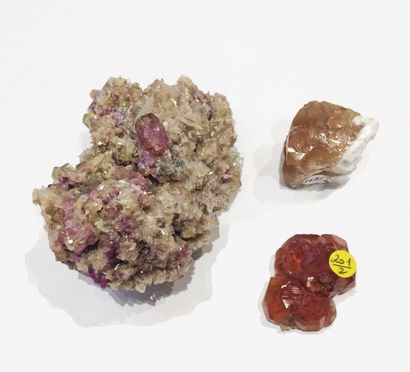 null Trois minéraux de Jeffrey Mine, Asbestos, Québec : VESUVIANITE polychrome et...