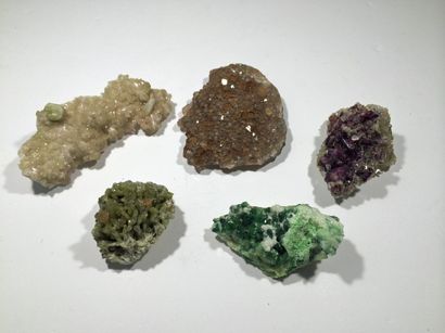 null Systématique (6 pièces) de Jeffrey Mine, Abestos, Québec : VESUVIANITE verte...