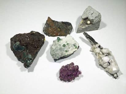 null Systématique (6 pièces) du Québec : joli cristal (1 cm) de WELOGANITE dans géode...