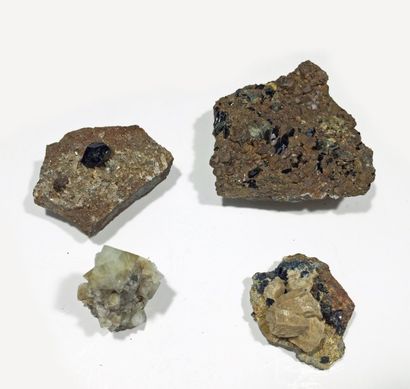 null Systématique (4 pièces) du Yukon : trois cristaux de WHITEITE sur gangue de...