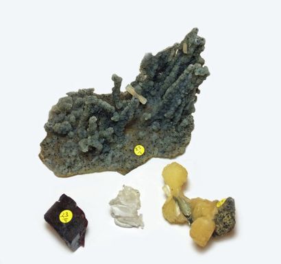 Quatre minéraux. CALCEDOINE : étrange stalactite...