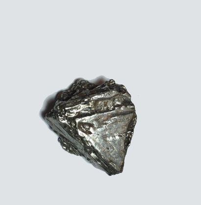 null Jolie petite METEORITE (29 g) type sidérite formant des triangles : 23 x 15...