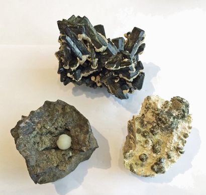 null Cinq minéraux. CALCITE de Curebourg, Cantal, France : boule beige (1 cm) sur...