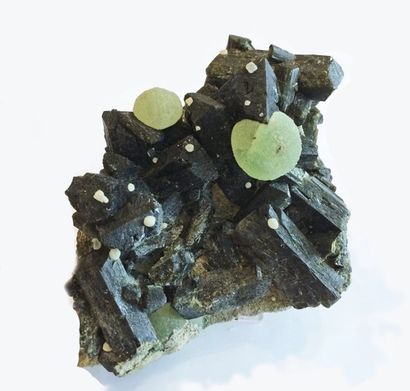 null Huit très jolis minéraux du Mali en excellente condition. EPIDOTE : deux plaques...