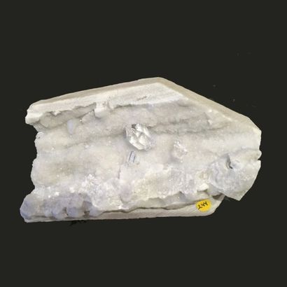 null QUARTZ "diamant" sur marbre de Carrare, Italie (15 x 9 cm) : trois cristaux...