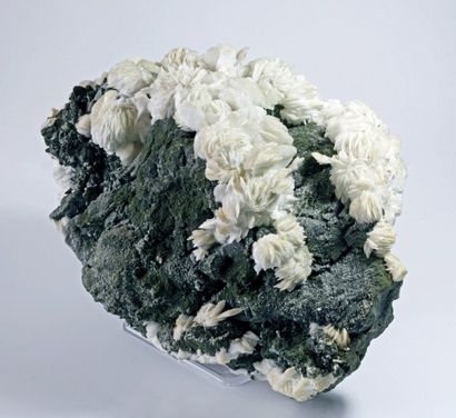 null Exceptionnel bloc de BLENDE portant de jolis pompons blancs de BARYTE, de Saint...