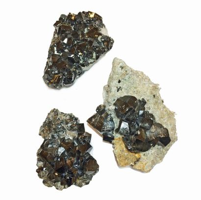 null Intéressant lot de trois belles CASSITERITES de Bolivie : cristaux maclés noirs...