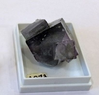 Quatre minéraux. CORINDON noir brillant (2...