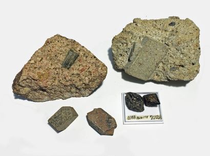 null Six minéraux du Puy de Dôme, France. PINITE: cristal prismatique (18 mm) sur...