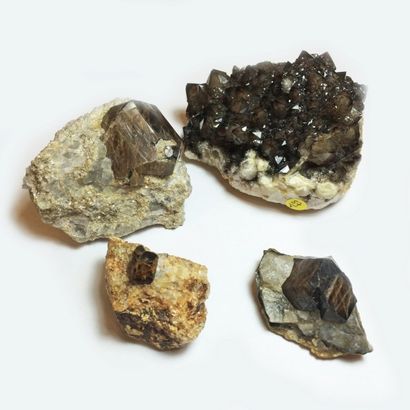 null Quatre jolis minéraux bretons : petit QUARTZ enfumé à pointes (8 cm) de Ploemeur....