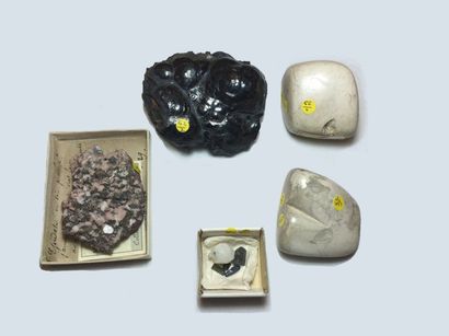 null Cinq minéraux anciens : cristallisation (7 cm) de Baveno, Italie portant épidote,...