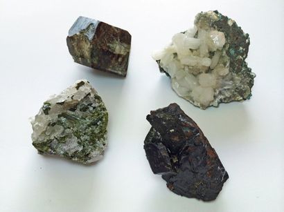 Quatre minéraux alpins. Grenat ALMANDIN :...