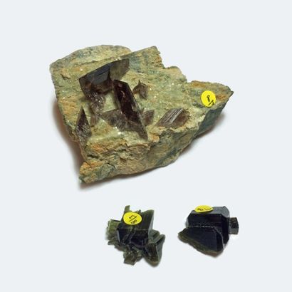 null Trois jolis minéraux alpins : AXINITE (9 cm), col du Glandon, Maurienne, France....