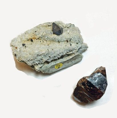 null Deux minéraux norvégiens. ZIRCON : cristal bi-terminé (4 cm), belle couleur...
