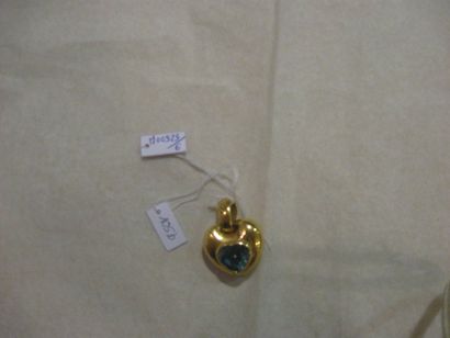 null Pendentif en or jaune et en forme de coeur serti d'une pierre bleue. Poids brut...