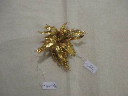 CHAUMET Broche en or jaune stylisée de branchages. Signée. Poids : 20,6 g.