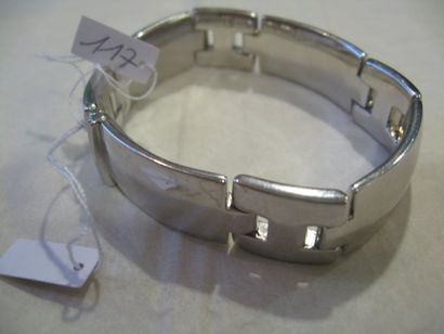 HERMES Bracelet en or gris composé de maillons rectangulaires incurvés et intercalés...