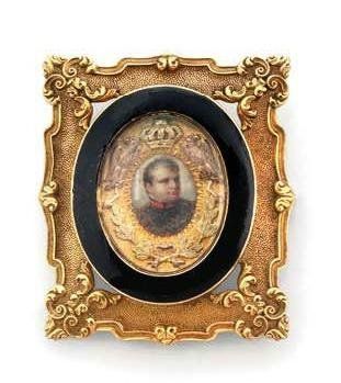 null Broche rectangulaire en or jaune ornée d'une miniature ovale figurant le portrait...