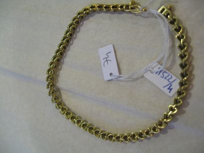 null Bracelet en or jaune formé d'une maille à motif de coeur, chacun serti d'un...