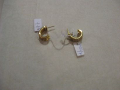 null Paire de boucles d'oreilles en or jaune serties de petits diamants. Poids brut...