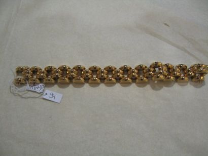 null Bracelet en or jaune formé de maillons "tank" (un petit choc). Poids : 47,3...