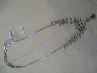 null Collier en or gris, le décolleté orné d'une guirlande feuillagée sertie de diamants...