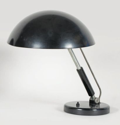 TRAVAIL FRANCAIS 1930 Lampe de bureau en métal parkerisé marron à réflecteur hémisphérique,...