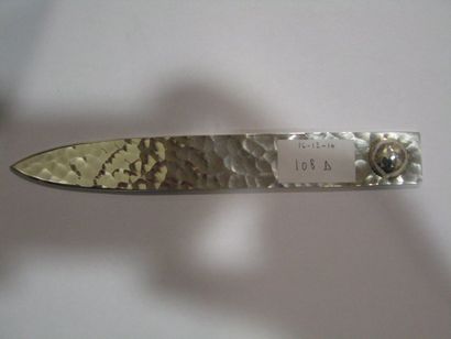 Jean Desprès (1889-1980) Coupe-papier en métal argenté martelé orné d'une demi sphère...