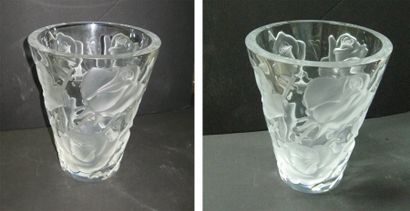 LALIQUE Vase en cristal à décor de roses. Haut. : 25cm