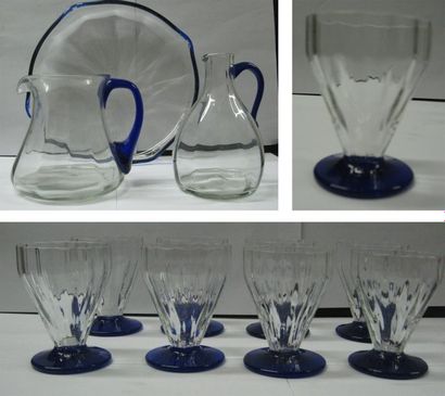 DAUM Service comprenant 8 verres, une carafe, un broc et son plateau à bordure bleu...