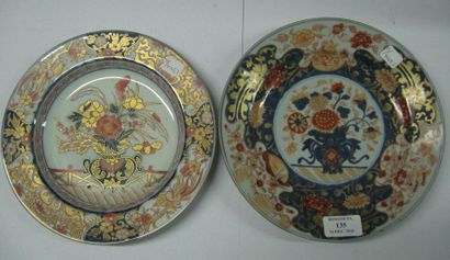 null Deux assiettes en porcelaine à décor " Imari chinois " bleu corail et or de...