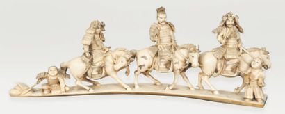 null Okimono en ivoire sculpté représentant un cortège de trois guerriers à cheval...