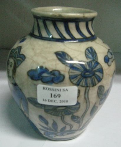 null Vase balustre en faïence, décoré en camaïeu de bleu sur fond blanc de deux personnages...