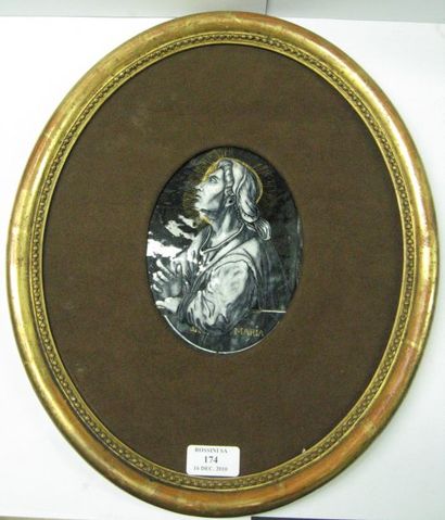 null Grand émail ovale peint en grisaille du XVIIe siècle. Cet émail de Limoges représente...
