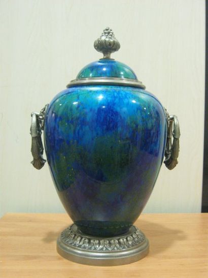 Paul Milet (1870 - 1950) Paire de vases pansus en porcelaine irisée bleu nuancé vert....