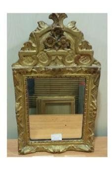 null Glace à fronton en bois stuqué et doré, fin XVIII ème siècle.
49 x 27,5 cm
(restaurations,...