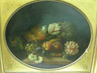 Ecole Française du XIXe siècle Fruits et fleurs sur un entablement Huile sur toile....