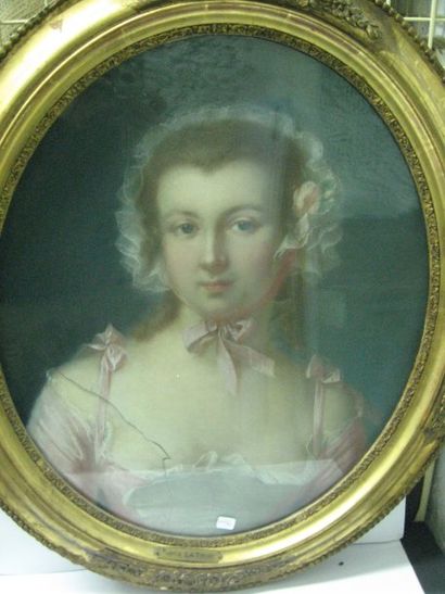Ecole Française du XVIIIe siècle Jeune femme en rose Pastel de forme ovale. Haut....