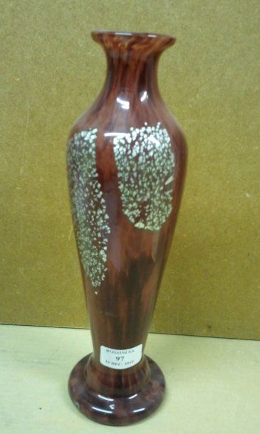 ANONYME Vase balustre en verre marmoréen rouge ambré. Décor de feuilles d'argent...