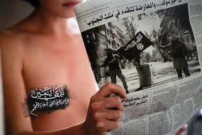 Ammar Abd Rabbo (né en 1966) Reading the news (lisant les nouvelles), 2015
Traduction...