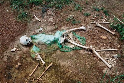 Patrick Robert (né en 1958) Squelette d'une femme violée, Libéria, Spriggs Payne...