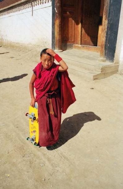 Philippe Rochot (né en 1946) Moinillon au skate, Tibet, monastère de Labrang, Chine,...