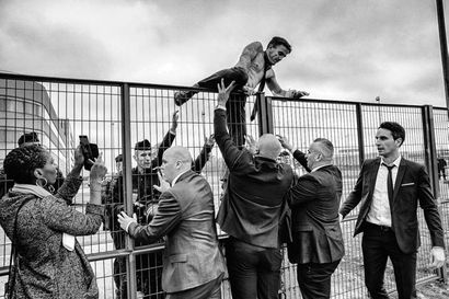 Jean-luc Luyssen (né en 1961) Manifestation Air France, chemises des cadres arrachées,...