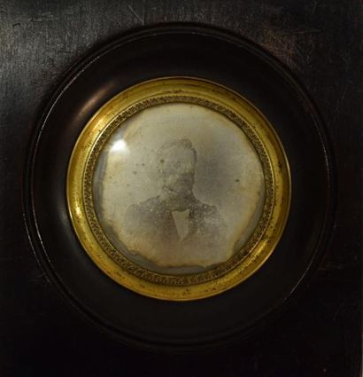 null Daguerréotype
Portrait d'un homme
inscriptions au dos
Circa 1844
Format avec...