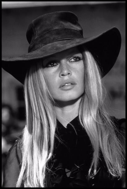 null DE RAEMY Léonard (1924 - 2000)

Brigitte Bardot 1971

Tirage format 60x40 cm...